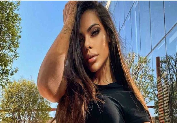 Suzy Cortez tatua ânus em homenagem a Messi