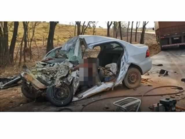 Carro bate de frente com caminhão e três pessoas morrem em MT