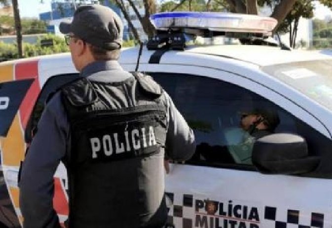 Mulher flagra marido no motel com amante e 'quebra' a suíte