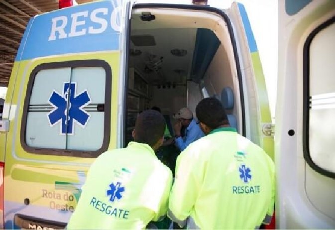 Mulher cai de garupa de moto e morre atropelada por carreta