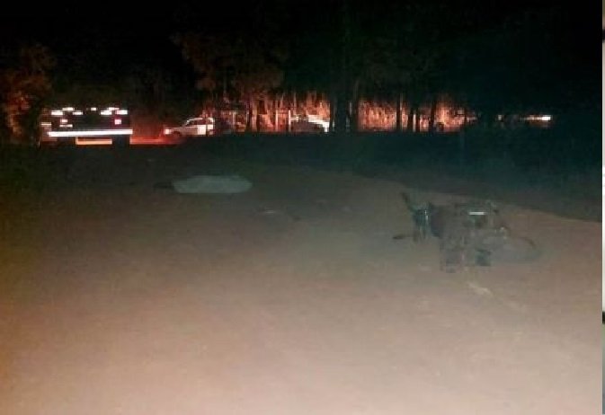 Acidente entre moto e caminhão de Prefeitura deixa um morto