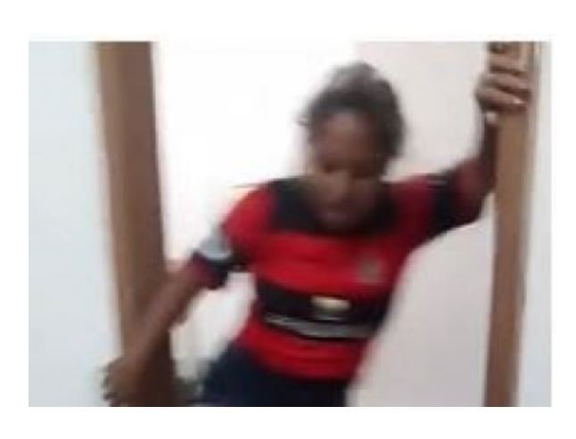Mulher volta mais cedo do jogo do Flamengo e flagra marido com outra na cama
