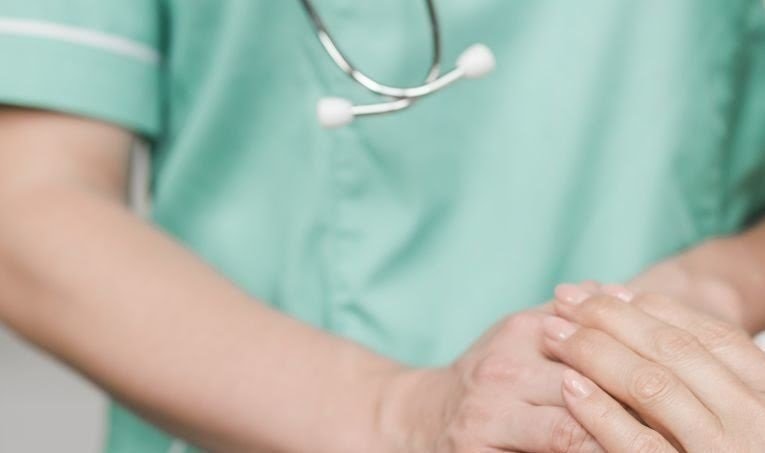 Técnico de enfermagem se masturba na frente de mãe que cuidava do filho bebê dentro de hospital