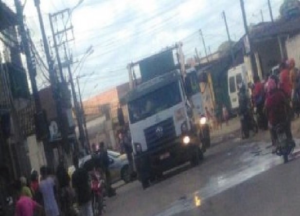 Criança sobe em caminhão de lixo, cai e morre atropelada
