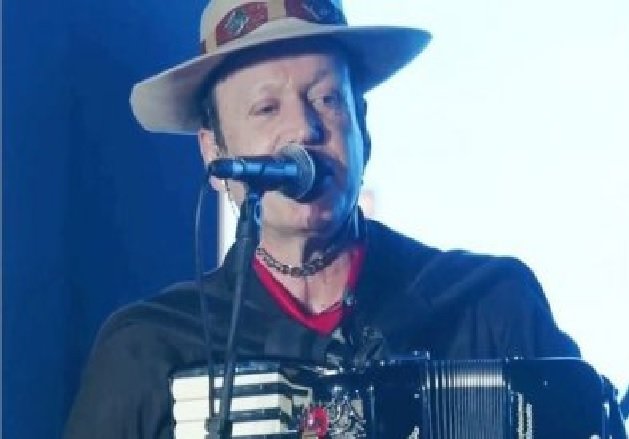 Vocalista da banda Garotos de Ouro morre em acidente com ônibus