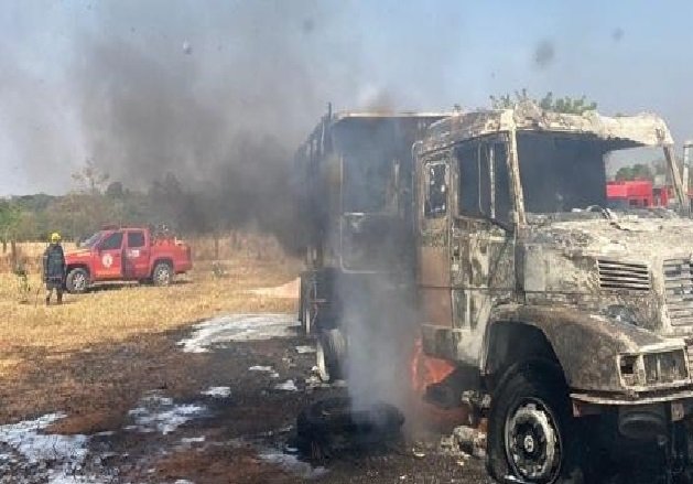 Caminhão encosta em rede elétrica e pega fogo