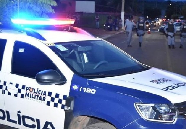 Bandidos em bicicletas matam homem a tiros no meio da rua