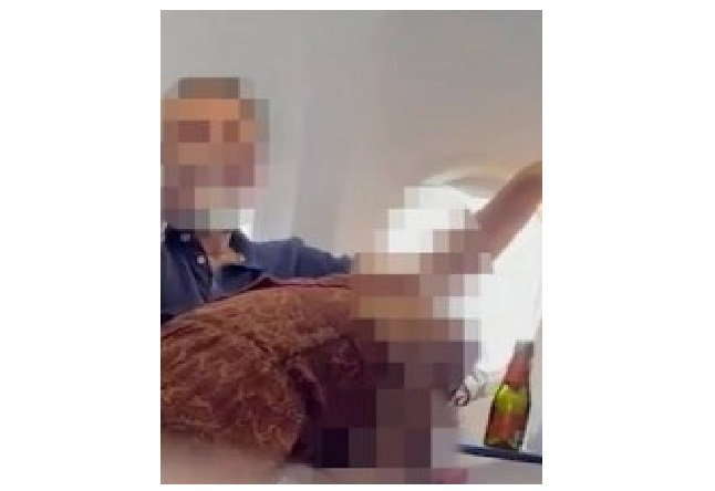 Passageira é flagrada fazendo sexo oral em homem durante voo