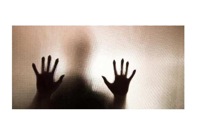 Mulher acorda e flagra marido estuprando filho de 15 anos no banheiro de casa