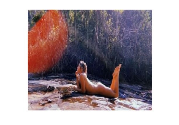 Leticia Spiller posa completamente nua em cachoeira