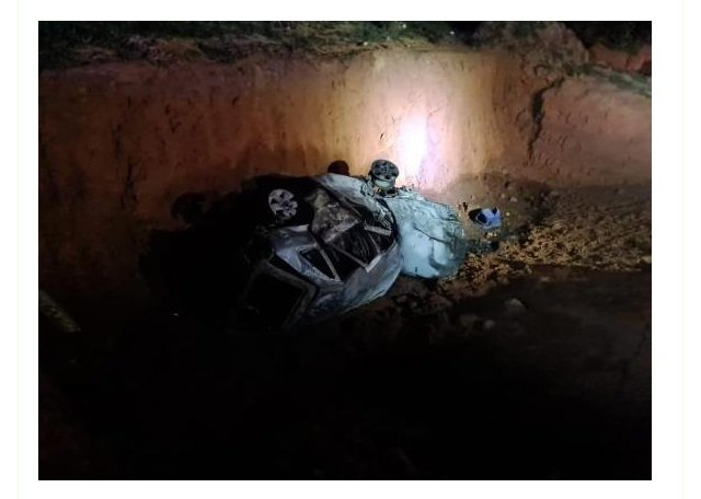 Carro cai em barranco, pega fogo e mata funcionário