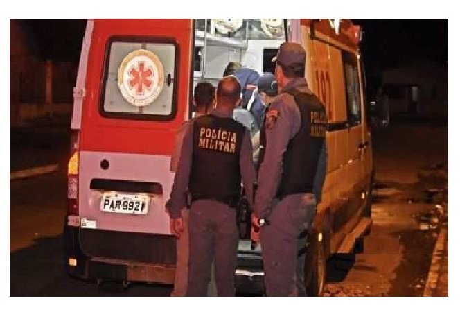 Bandidos em moto passam atirando e matam entregador no meio da rua