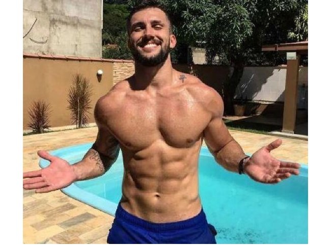 Arthur Picoli recebe proposta de R$ 2 mil para ter pés massageados