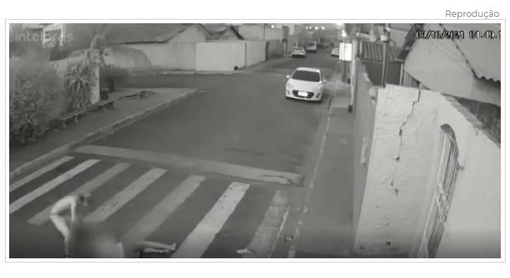 Câmeras flagram homem espancando esposa no meio da rua