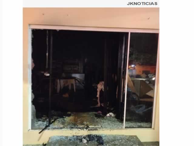 Loja de roupas pega fogo e dona pula muro para se salvar