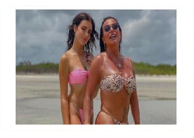 Gretchen posa de biquíni ao lado da filha de 18 anos; 'cúmplices'