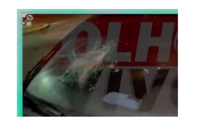 Mulher não aceita fim do casamento e destroi carro do ex; VÍDEO