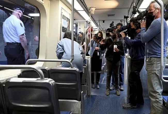 Mulher é estuprada em metrô durante 45 minutos e passageiros preferiram filmar estupro ao invés de ajudar, diz polícia