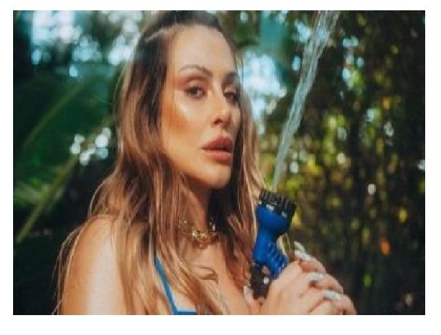 Cleo Pires ganha elogios por foto sensual com mangueira