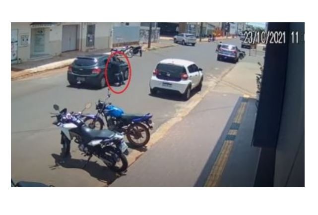 Vídeo mostra carro arrastando empresário na rua após briga em MT