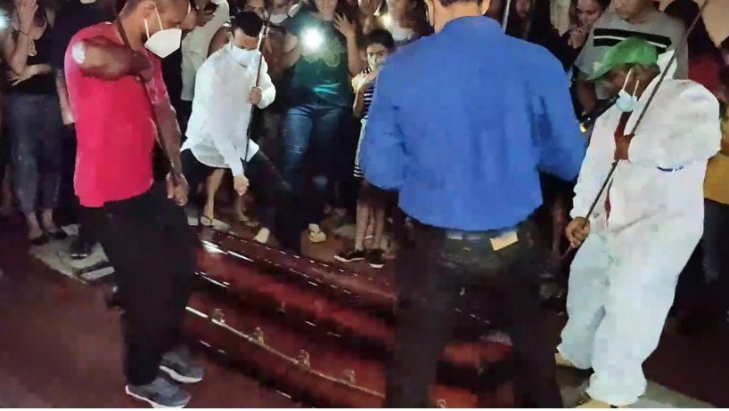 Corpo de pastor, que prometeu ressuscitar em três dias, é enterrado