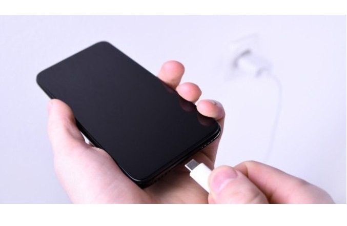 Ministério notifica empresas por venda de celular sem carregador