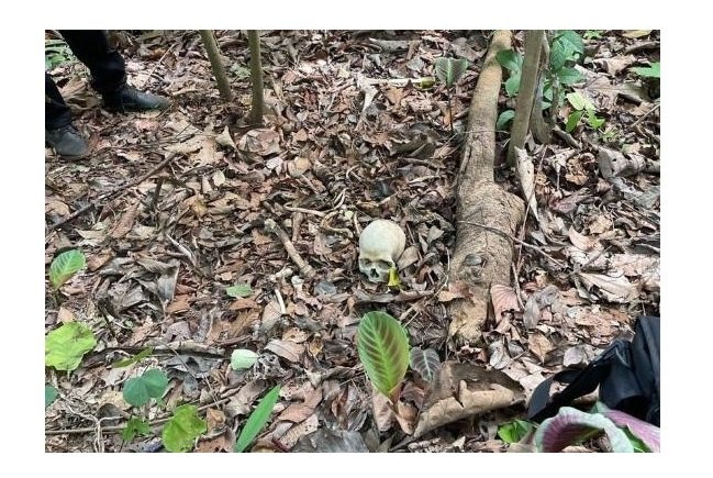 Crianças são flagradas brincando e fazendo selfies com crânio humano