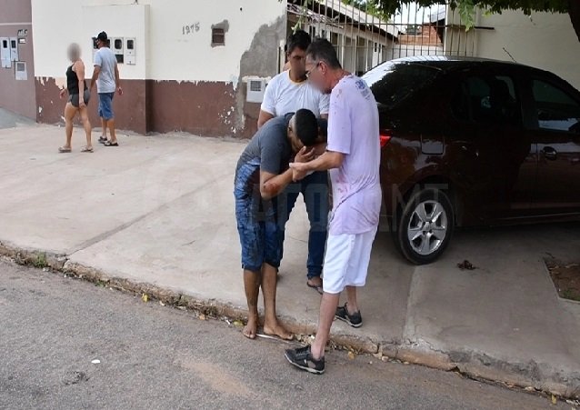 Homem baleado tenta fugir de assassinos e é amparado por populares; veja imagens