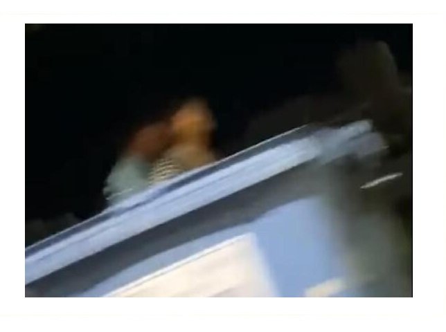Casal é flagrado fazendo sexo atrás de contêiner de lixo; veja vídeo