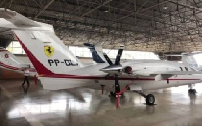 Avião Ferrari que foi de advogado milionário vai a leilão por R$ 13 mi