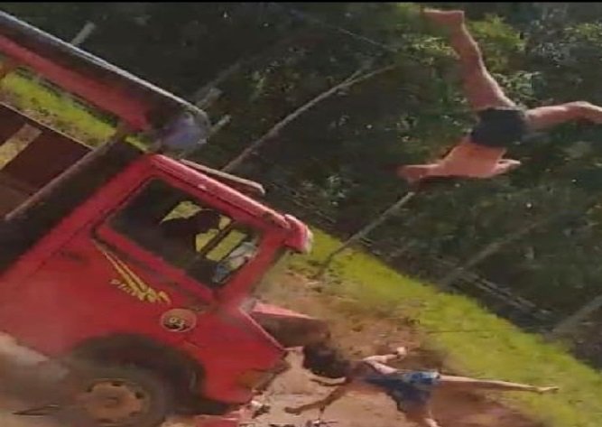 Assista momento que meninas colidem moto de frente com caminhão e morrem na hora; vídeo fortíssimo