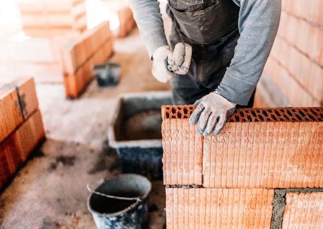 Pedreiro cobra R$ 12 mil para construir casa, recebe e não termina obra