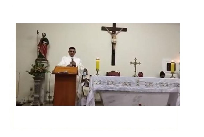 Padre xinga mulher de demônia e sugere que ela quer sexo; Assista o vídeo