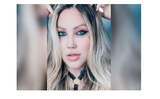 Modelo tem nudes vazados e denuncia venda de fotos íntimas