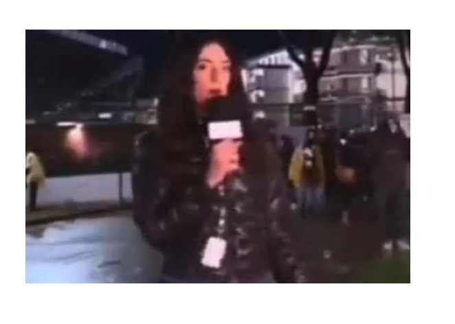 Jornalista esportiva é molestada ao vivo por torcedor; veja vídeo
