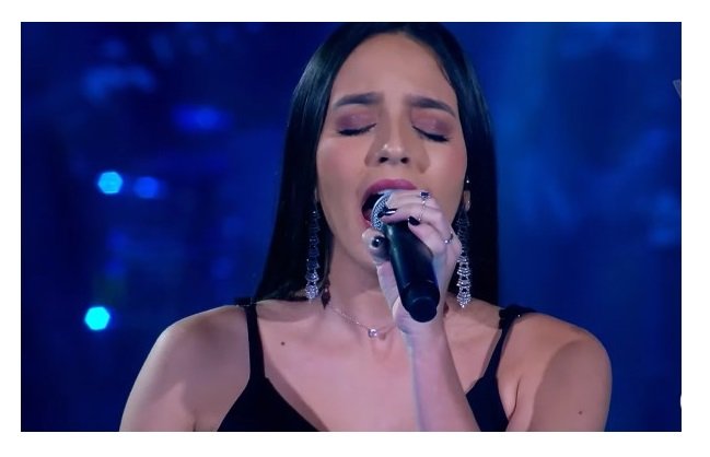 Sorrisense Júlia Paz vence noite de batalhas e avança no The Voice Brasil