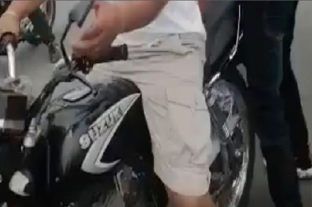 Jovens tiram amigo do caixão para darem o último rolê de moto com ele; assista vídeo