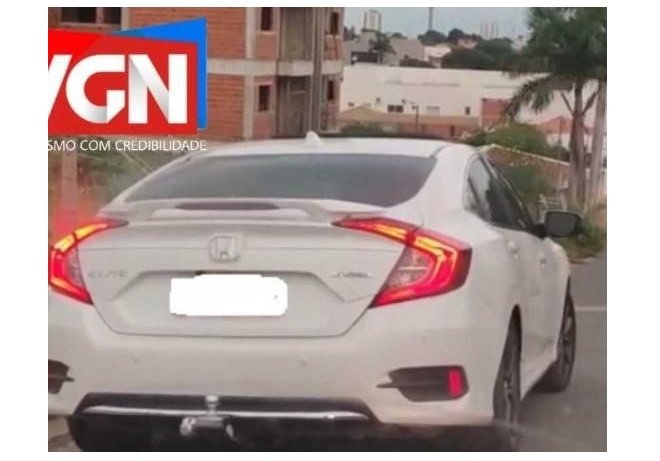 Homem é flagrado supostamente `cavalgando´ em outro dentro de veículo em MT; assista