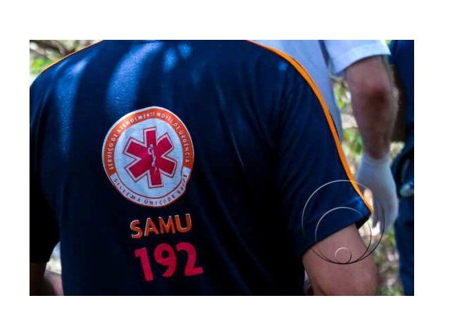 Homem é esfaqueado 10 vezes na frente de crianças em residência