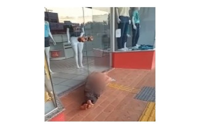 Vídeo mostra andarilho se masturbando deitado na frente de loja