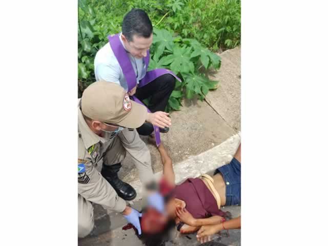 Padre reza sobre ciclista após ser atropelada em VG. (Fotos)