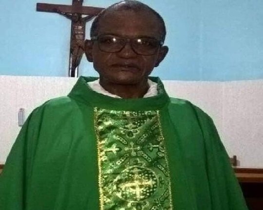 Padre flagrado dando tapa na bunda de mulher morre em MT