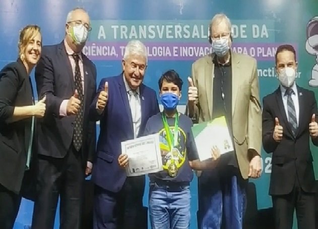 Cuiabano de 8 anos recebe medalha das mãos de Marcos Pontes por detectar asteroides em projeto da NASA