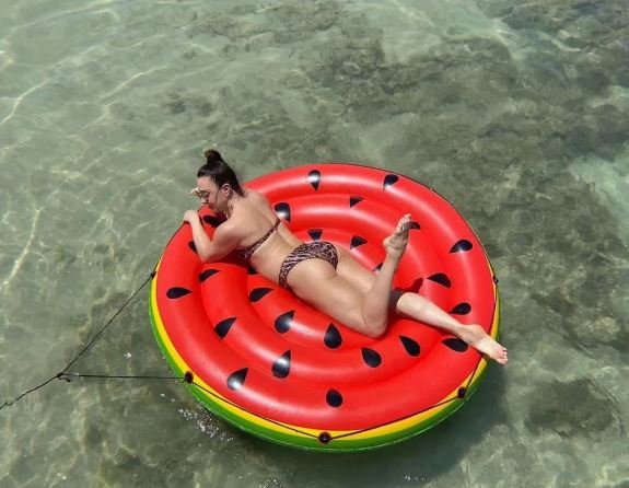 Claudia Raia posa em boia e arranca suspiros dos seguidores: 'Perfeita'