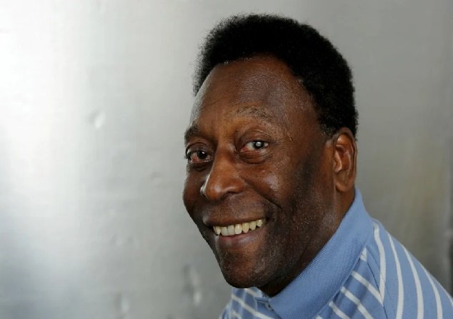 Pelé recebe alta após 15 dias de internação e continuará tratamento contra tumor