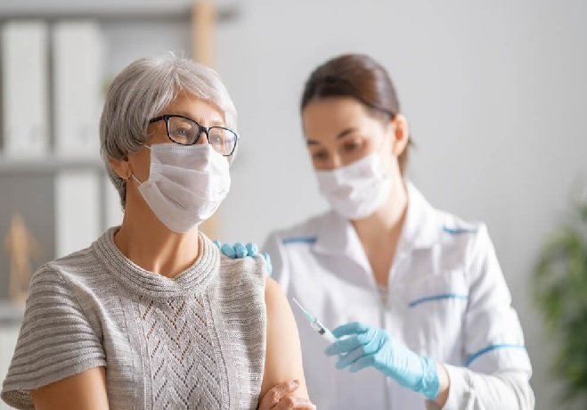 Quais vacinas protegem contra a Ômicron e quantas doses devem ser tomadas?