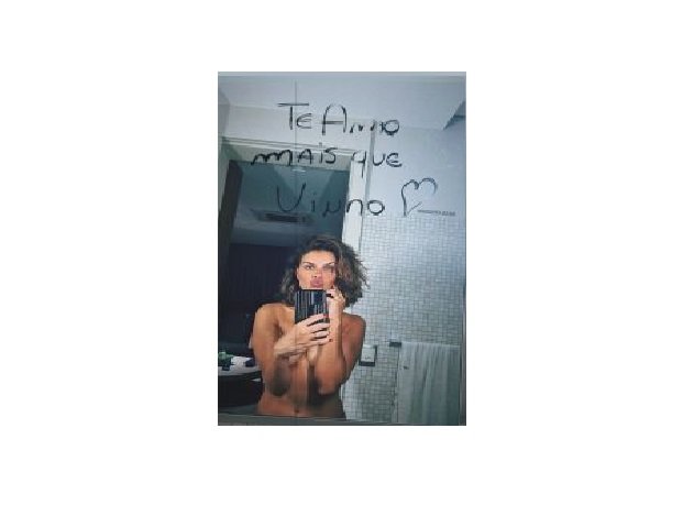 Atriz faz topless no espelho e mostra recado do namorado