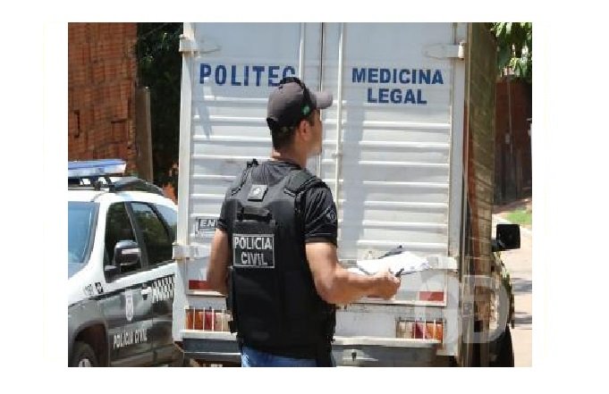 Vizinha encontra idoso sem vida na cozinha de casa