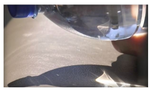 VOCÊ SABIA QUE UMA GARRAFA DE ÁGUA TRANSPARENTE PODE INCENDIAR SEU CARRO?