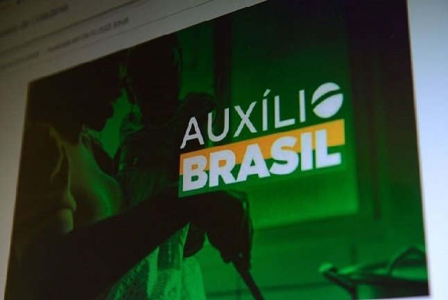 Lei que cria o Auxílio Brasil é publicada no Diário Oficial da União